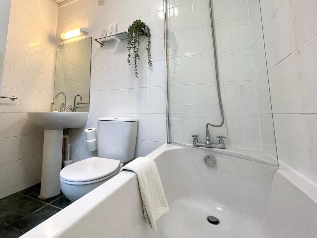 Sea View Family Stay By Beach Gym & Parking بورنماوث المظهر الخارجي الصورة